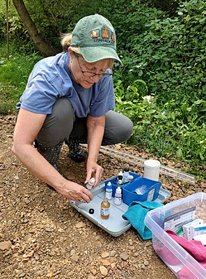 volunteer fixing dissolved oxygen samples